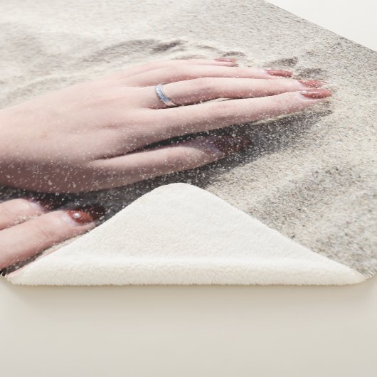 Vrouw die op wit zand ligt sherpa deken (3/4)