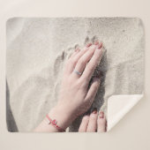 Vrouw die op wit zand ligt sherpa deken (Voorkant (horizontaal))