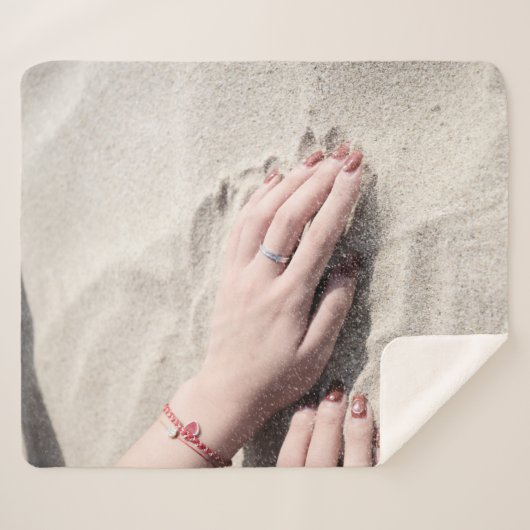 Vrouw die op wit zand ligt sherpa deken (Voorkant (horizontaal))