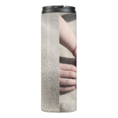 Vrouw die op wit zand ligt thermosbeker (Achterkant)