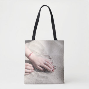 Vrouw die op wit zand ligt tote bag