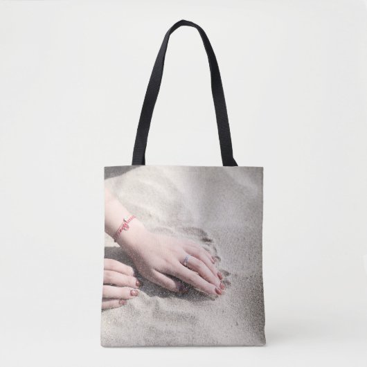 Vrouw die op wit zand ligt tote bag (Voorkant)