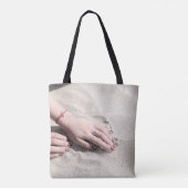 Vrouw die op wit zand ligt tote bag (Achterkant)