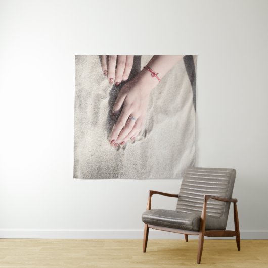 Vrouw die op wit zand ligt wandkleed (In Situ (horizontaal))