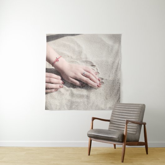 Vrouw die op wit zand ligt wandkleed (In situ)