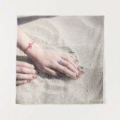 Vrouw die op wit zand ligt wandkleed (Voorkant)