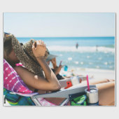 Vrouw die op zonlounger ligt en haar gezicht bedek cadeaupapier (Vlak)