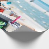 Vrouw die op zonlounger ligt en haar gezicht bedek cadeaupapier (Hoek)