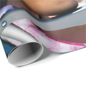 Vrouw die op zonlounger ligt en haar gezicht bedek cadeaupapier (Rol Hoek)