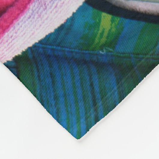 Vrouw die op zonlounger ligt en haar gezicht bedek fleece deken (Hoek)