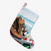 Vrouw die op zonlounger ligt en haar gezicht bedek kleine kerstsok (Voorkant (Hangend))