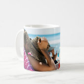 Vrouw die op zonlounger ligt en haar gezicht bedek koffiemok (Voorkant links)