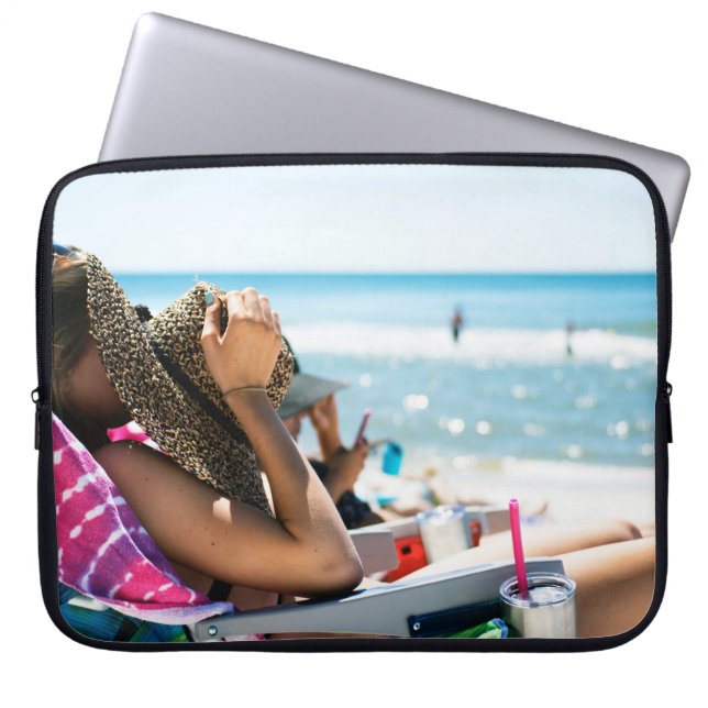 Vrouw die op zonlounger ligt en haar gezicht bedek laptop sleeve (Voorkant)