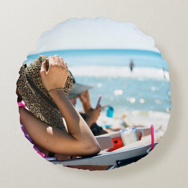 Vrouw die op zonlounger ligt en haar gezicht bedek rond kussen (Voorkant)