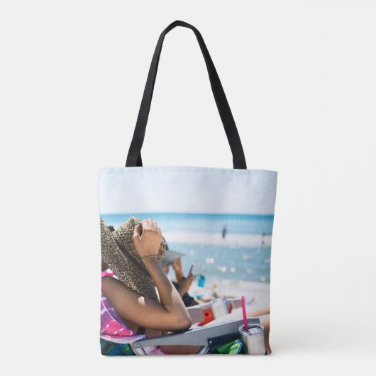Vrouw die op zonlounger ligt en haar gezicht bedek tote bag (Achterkant)