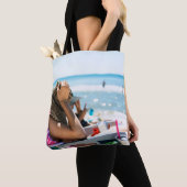 Vrouw die op zonlounger ligt en haar gezicht bedek tote bag (Dichtbij)