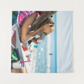 Vrouw die op zonlounger ligt en haar gezicht bedek wandkleed (Voorkant (horizontaal))