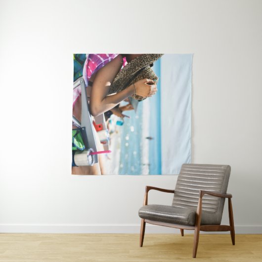 Vrouw die op zonlounger ligt en haar gezicht bedek wandkleed (In Situ (horizontaal))