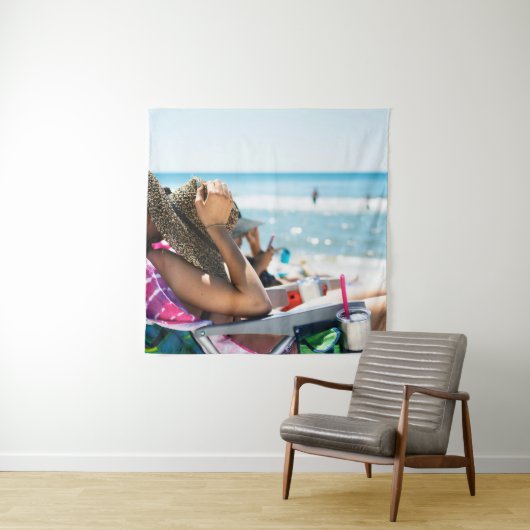 Vrouw die op zonlounger ligt en haar gezicht bedek wandkleed (In situ)