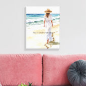 Vrouw die over het strand loopt canvas afdruk (Insitu (Woonkamer))