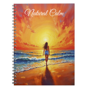 Vrouw die over het strand van de oceaan loopt bij notitieboek