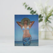 Vrouw die Pet en Sarong geniet van de zomertijd Briefkaart (Staand voorkant)