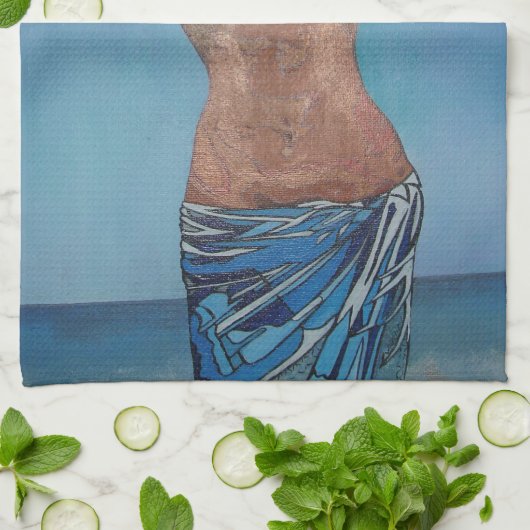 Vrouw die Pet en Sarong geniet van de zomertijd Theedoek (Gevouwen)