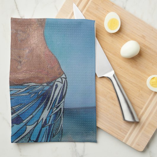 Vrouw die Pet en Sarong geniet van de zomertijd Theedoek (Quarter Fold)