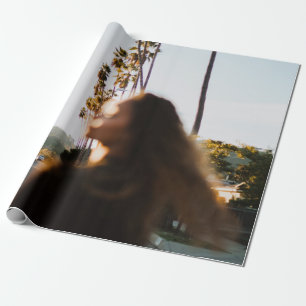 Vrouw die 's ochtends in de buurt van buiten staat cadeaupapier
