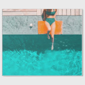 Vrouw die 's ochtends naast het zwembad ligt cadeaupapier (Vlak)