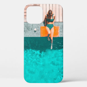 Vrouw die 's ochtends naast het zwembad ligt Case-Mate iPhone case