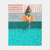 Vrouw die 's ochtends naast het zwembad ligt fleece deken (Voorkant)