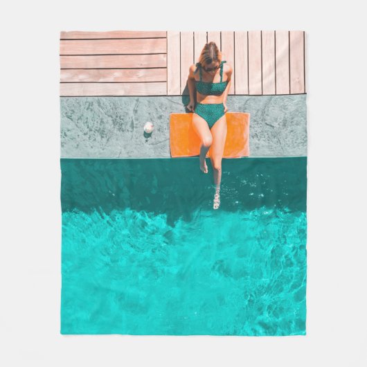 Vrouw die 's ochtends naast het zwembad ligt fleece deken (Voorkant)