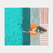 Vrouw die 's ochtends naast het zwembad ligt fleece deken (Voorkant (Horizontaal))