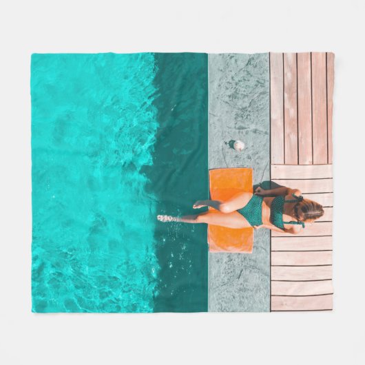 Vrouw die 's ochtends naast het zwembad ligt fleece deken (Voorkant (Horizontaal))