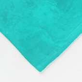 Vrouw die 's ochtends naast het zwembad ligt fleece deken (Hoek)