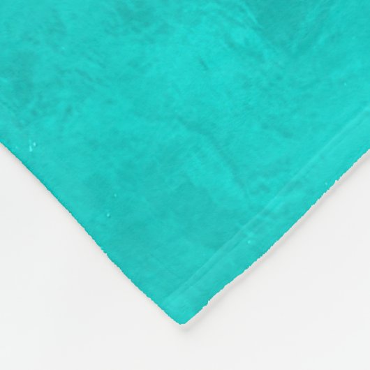 Vrouw die 's ochtends naast het zwembad ligt fleece deken (Hoek)