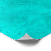 Vrouw die 's ochtends naast het zwembad ligt poster (Hoek)