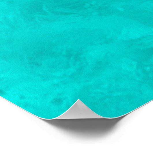 Vrouw die 's ochtends naast het zwembad ligt poster (Hoek)