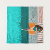 Vrouw die 's ochtends naast het zwembad ligt wandkleed (Voorkant (horizontaal))