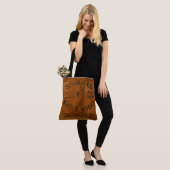 Vrouw die Schoof van Tarwe Antiek Houten Krat Tote Bag (Op model)