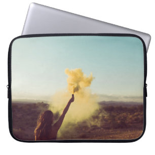 Vrouw die staat op woestijnstaarten laptop sleeve
