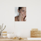 Vrouw die suiker op haar gezicht schrobt poster (Keuken)