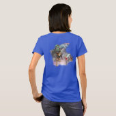 Vrouw die T-shirt wenst (Achterkant volledig)