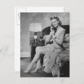 Vrouw die telefonisch praat briefkaart (Voorkant / Achterkant)