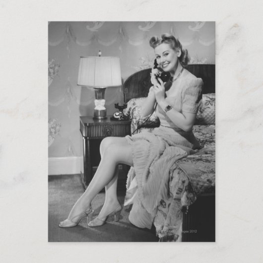 Vrouw die telefonisch praat briefkaart (Voorkant)