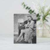 Vrouw die telefonisch praat briefkaart (Staand voorkant)