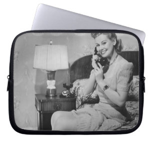 Vrouw die telefonisch praat laptop sleeve