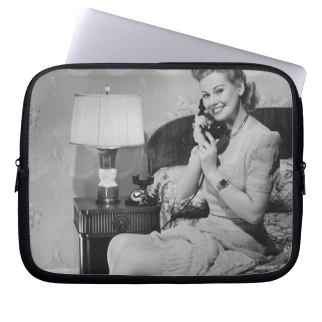 Vrouw die telefonisch praat laptop sleeve (Voorkant)