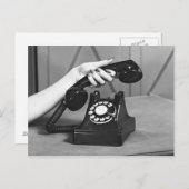 Vrouw die telefoon dichtbij van hand opneemt briefkaart (Voorkant / Achterkant)